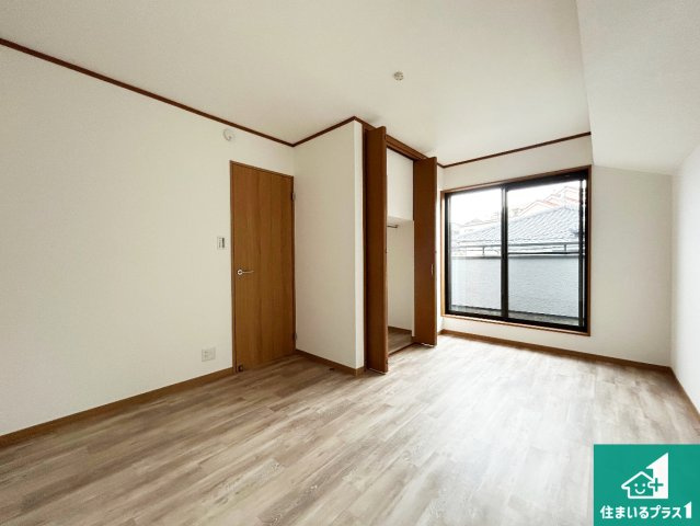 西宮市一ケ谷町　中古一戸建ての洋室|寝室は心地よい眠りについてもらいたくて、シンプルかつ開放的な空間な設計にしています！大きな窓から差し込む日が心地いいです♪