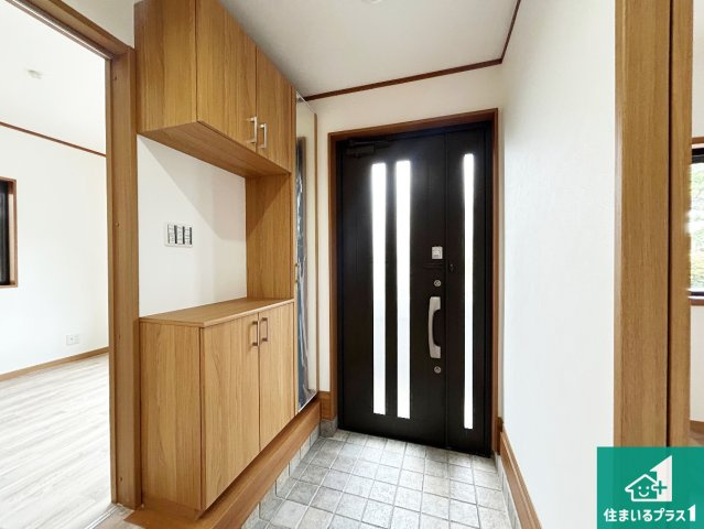 西宮市一ケ谷町　中古一戸建ての玄関|シューズボックスにはたくさんの靴が収納できるので玄関周りはいつもスッキリ！ご家族が増えても安心！