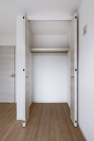 知多郡東浦町大字緒川字屋敷壱区戸建の収納|2階：約5.2帖洋室