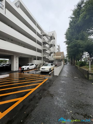 シャルマンコーポ藤沢の駐車場|駐車場があるので、車を買う予定の方も安心です