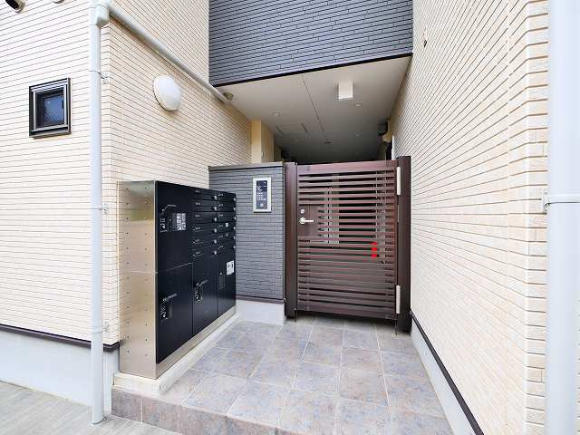グラシアスコート学園前EASTのエントランス