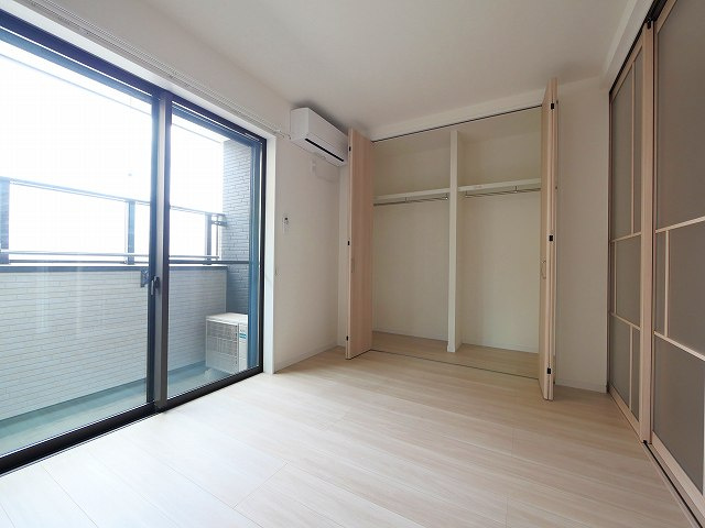 グラシアスコート学園前EASTの居間・リビング