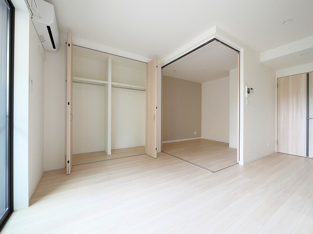 グラシアスコート学園前EASTの居間・リビング