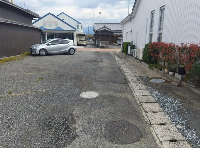 西条市三津屋の中古一戸建 収益物件2棟+月極駐車場4台分