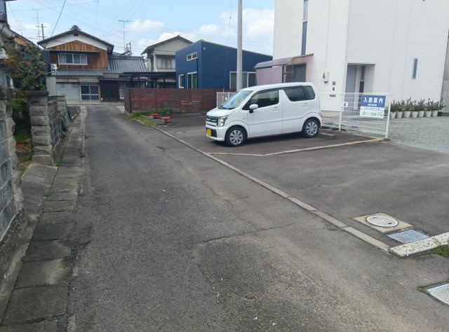 西条市三津屋の中古一戸建 収益物件2棟+月極駐車場4台分