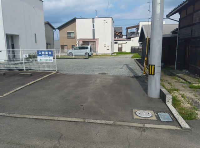 西条市三津屋の中古一戸建 収益物件2棟+月極駐車場4台分