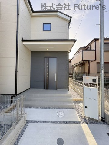 三郷市彦糸　新築戸建　全5棟　3号棟のエントランス|不在時に便利な宅配BOX完備