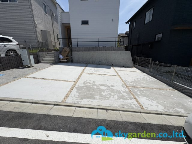 藤沢市片瀬山5丁目　新築戸建　全1棟の駐車場|車種により並列２台駐車可能