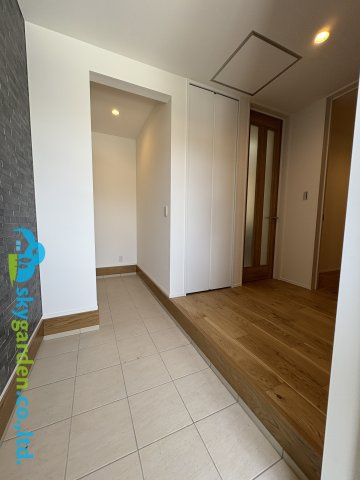 藤沢市片瀬山5丁目　新築戸建　全1棟の玄関|広い玄関ホール