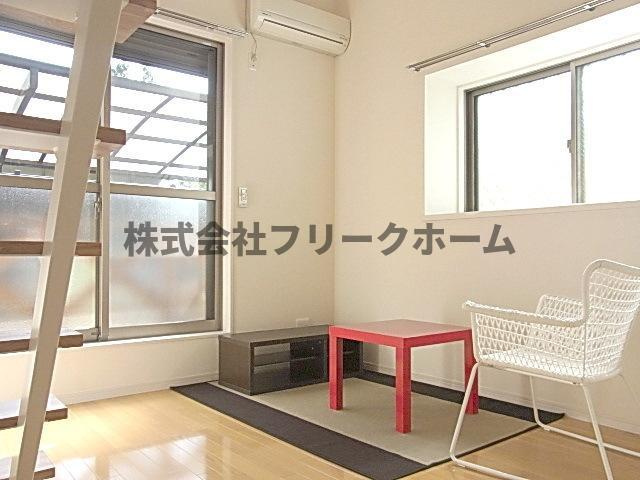 小金井市前原町３丁目のアパートの居間・リビング