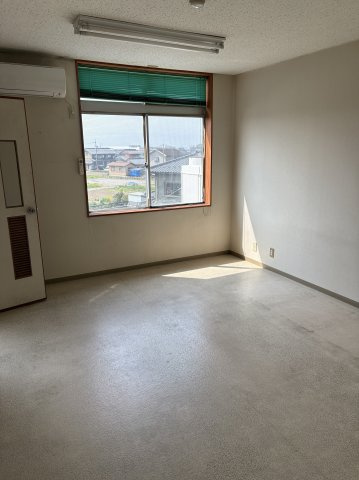 ６６８１４　安八郡輪之内町楡俣中古工場