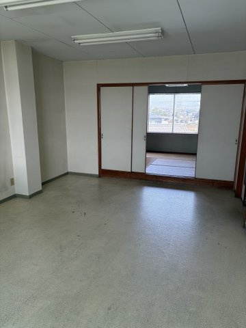 ６６８１４　安八郡輪之内町楡俣中古工場