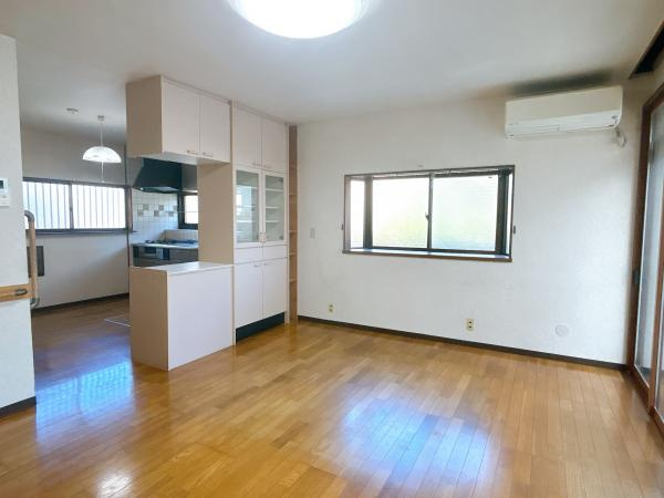 下松市昭和町1丁目　戸建ての居間・リビング|【４月30日まで現況販売】リビングの写真です。南向きの採光が取れた明るい空間です。