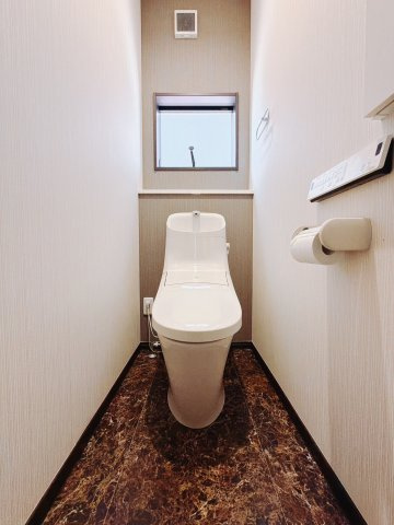 【中古戸建】邑楽郡大泉町大字吉田のトイレ|■トイレ｜1階と2階にトイレがございます♪窓があるので換気の際も楽ちんです♪