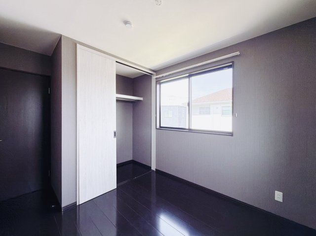 【中古戸建】邑楽郡大泉町大字吉田の洋室|■洋室｜2階各居室には収納をご用意しています♪常にお部屋を綺麗に保てます！小さなお子様も自然とお片付けができるようになるのでうれしいですよね！
