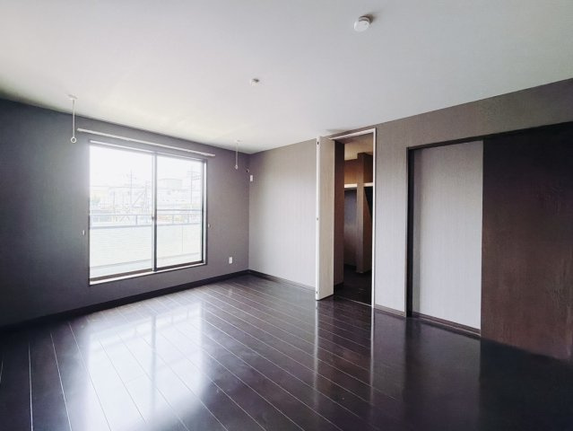 【中古戸建】邑楽郡大泉町大字吉田の洋室|■洋室｜バルコニーにも出られる2階の一室♪お勉強などに疲れたら気晴らしもできますね♪収納も大容量で、お部屋がいつでもスッキリ片付きます＊。