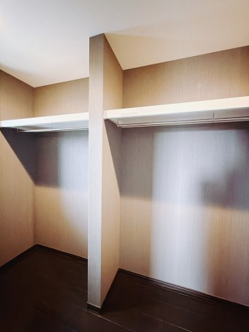 【中古戸建】邑楽郡大泉町大字吉田の収納|■WIC｜お洋服はもちろん、使う頻度の少ない家具や小物・場所を取りがちな旅行用のスーツケースなどもしまえます。また、厚手のコートをしまっても充分な広さを堪能できるプランです♪