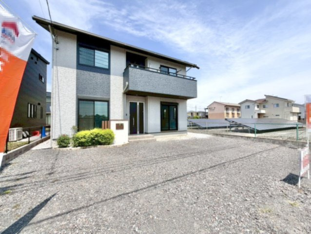 【中古戸建】邑楽郡大泉町大字吉田の外観|■外観｜南側のお庭なので暗くなりがちな夕方も明るい印象にしてくれます。リビングからお庭が見える子育て世帯にも嬉しい設計です♪