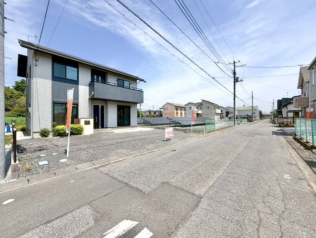 【中古戸建】邑楽郡大泉町大字吉田の前面道路含む現地写真|■外観｜周囲の見渡しが良く、車の出入りの際も安全確認がしやすいため、小さなお子様がいるご家庭でも安心です。