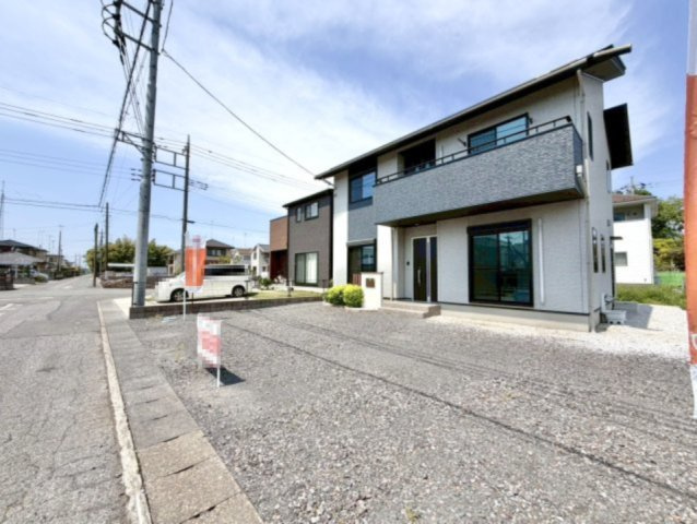 【中古戸建】邑楽郡大泉町大字吉田の前面道路含む現地写真|■外観｜道路幅にゆとりがあることで駐車もしやすく、来客時や複数台利用の際にもストレスを感じにくいのが魅力の一つです♪