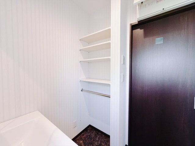 【中古戸建】邑楽郡大泉町大字吉田の洗面所|■洗面室｜リネンスペースには、タオルやバスタオル・着替えなどが置けるので大変便利です♪買い置きした洗剤もしまえてどんな時も綺麗な状態を保てます♪