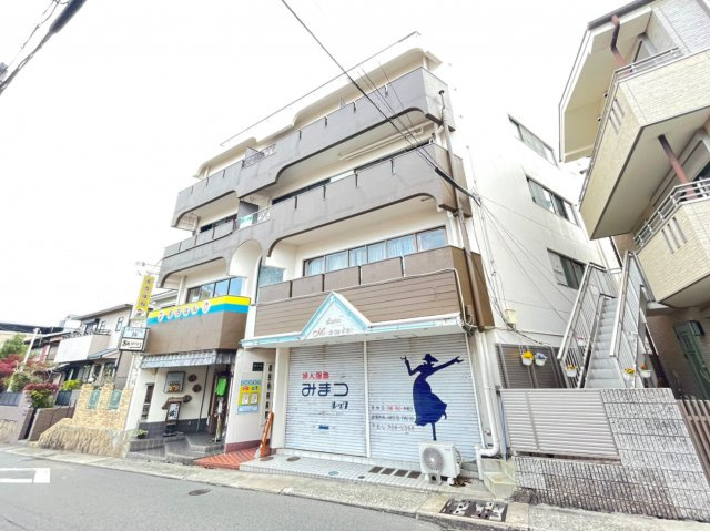 陸ビルの外観