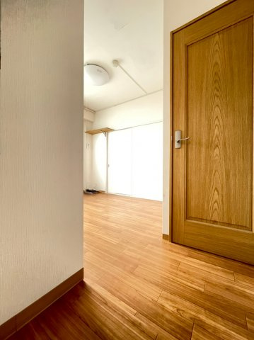 陸ビルの玄関