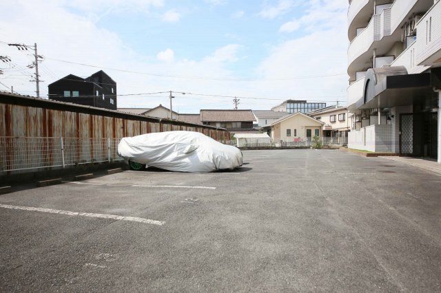 メゾン・ド・ジュネスの駐車場