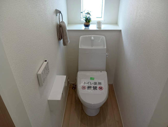 【トイレ】 | 伊豆の国市四日町01期 新築建売分譲住宅 建物＋土地 TW06151 | 伊豆の国市四日町　1号棟　１Fトイレ　※令和8年7月14日撮影
