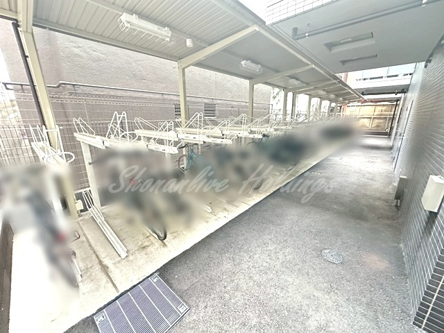 横浜市中区長者町８丁目の賃貸マンションのその他共用部分|屋根付き駐輪スペース♪