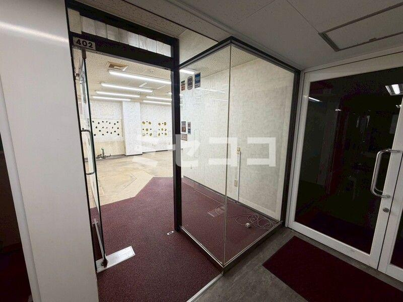 備後屋ビルのエントランス