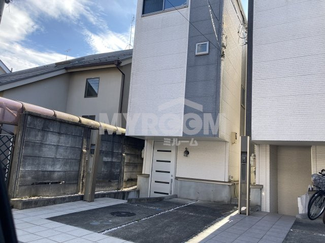 長崎４丁目貸家のエントランス