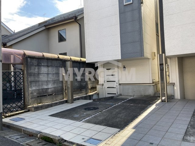 長崎４丁目貸家の駐車場