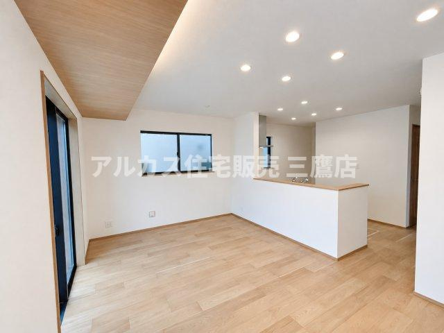 京王線 柴崎駅 3分 新築戸建 調布市菊野台2丁目の居間・リビング|ダウンライトが天井をすっきりと見せ、広々とした印象を与えるLDK。開放感と居心地の良さを両立した空間です。