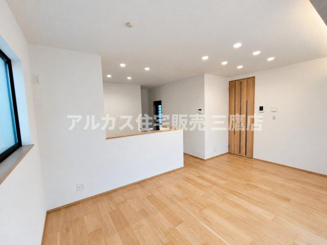 京王線 柴崎駅 3分 新築戸建 調布市菊野台2丁目の居間・リビング|料理中も空間の一体感を感じられる対面カウンターキッチン。部屋全体の様子が届くため、お子さまの様子を見守りながら作業が行えます。