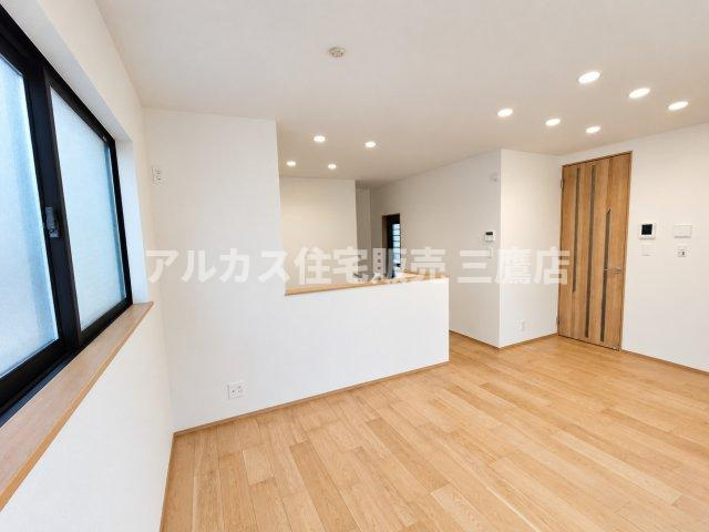 京王線 柴崎駅 3分 新築戸建 調布市菊野台2丁目の居間・リビング|リビングのアクセントとなるスタイリッシュな小窓群。外からの視線を遮りつつ、心地よい採光を取り入れられます。