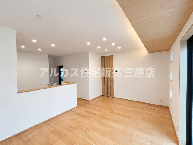 京王線 柴崎駅 3分 新築戸建 調布市菊野台2丁目の居間・リビング|木の温もりと洗練された照明デザインが調和するLDK。ご家族がゆったりとくつろげる上質な住空間です。