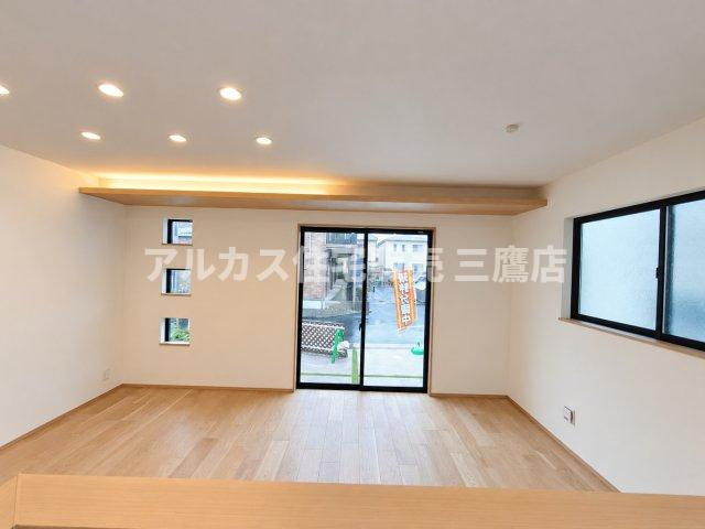 京王線 柴崎駅 3分 新築戸建 調布市菊野台2丁目の居間・リビング| キッチン側から見た開放的なリビング風景。外からの光が届く明るい空間でご家族の様子を見守れます。