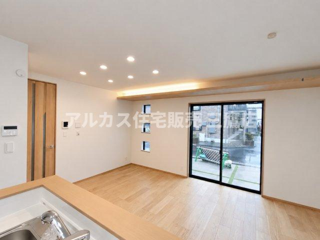 京王線 柴崎駅 3分 新築戸建 調布市菊野台2丁目の居間・リビング|料理や後片付けをしながらでもリビングで過ごす家族と目線が合わせやすい、安心感のある対面デザイン。