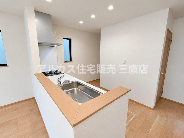 京王線 柴崎駅 3分 新築戸建 調布市菊野台2丁目のキッチン|手元が隠れる立ち上がり壁を備えたカウンターキッチン。リビングダイニングとの一体感を感じながらお料理を楽しめます。