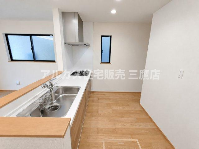 京王線 柴崎駅 3分 新築戸建 調布市菊野台2丁目のキッチン|奥行きにゆとりのあるシステムキッチン。足元や背面のスペースも広く取られており、複数人での作業や移動もスムーズです。