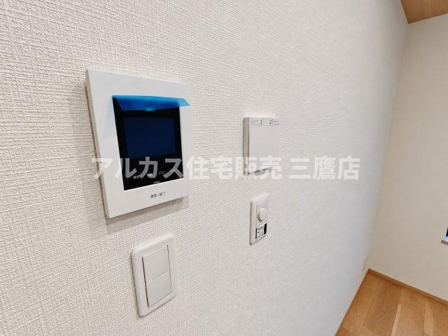 京王線 柴崎駅 3分 新築戸建 調布市菊野台2丁目のセキュリティ|モニター付きインターホンや給湯リモコンが一箇所にまとめられた便利な壁面スイッチ類。