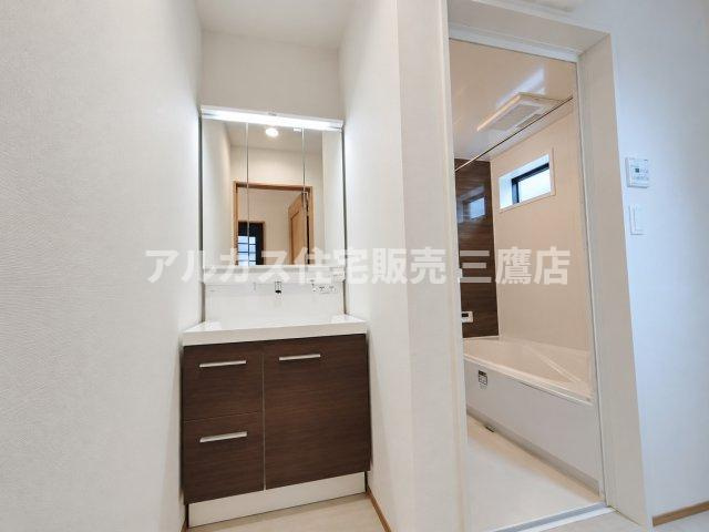 京王線 柴崎駅 3分 新築戸建 調布市菊野台2丁目の独立洗面台|機能性と清潔感を兼ね揃えた洗面化粧台。三面鏡の裏側や足元に豊富な収納を備え、洗面小物をすっきり整理できます。