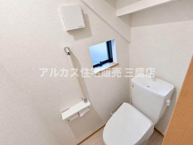 京王線 柴崎駅 3分 新築戸建 調布市菊野台2丁目のトイレ|清潔感あふれる白を基調とした快適なトイレ。小窓から自然光が差し込み、換気面でも衛生的に保てます。
