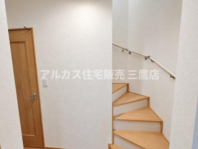京王線 柴崎駅 3分 新築戸建 調布市菊野台2丁目の内装|木目の風合いが心地よい廊下と階段スペース。手すり付きの階段で、ご年配の方やお子さまの移動も安心・安全です。