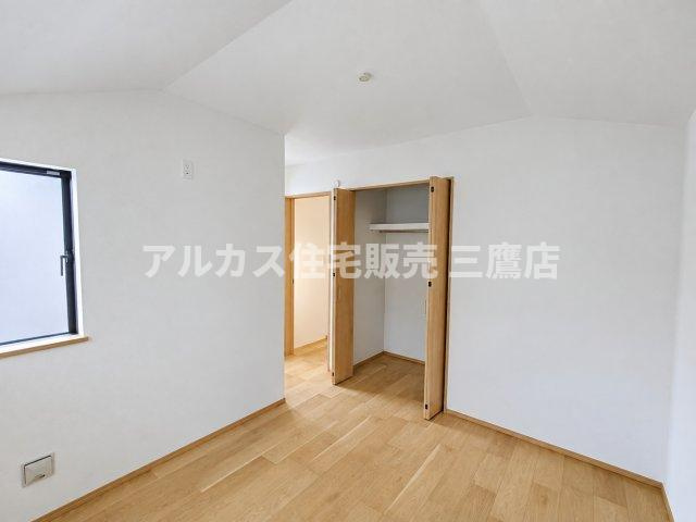 京王線 柴崎駅 3分 新築戸建 調布市菊野台2丁目の洋室|ハンガーパイプと上部棚を備えたクローゼット付きの洋室。衣類や小物を効率良く収納し、お部屋を広く活用できます。