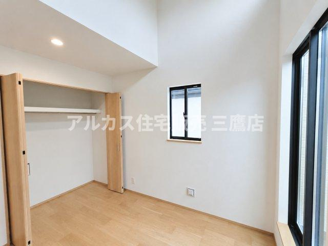 京王線 柴崎駅 3分 新築戸建 調布市菊野台2丁目の洋室|ハンガーパイプと棚を備えた大容量クローゼット付きの洋室。お部屋を広々と使えるすっきりとした住空間を実現します。