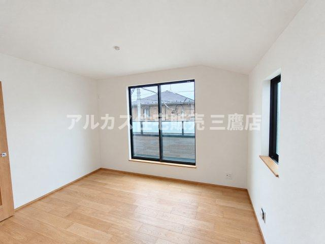 京王線 柴崎駅 3分 新築戸建 調布市菊野台2丁目の洋室|バルコニーへ出入りできる大きな引き違い窓を設けた洋室。風通しも良く、快適なプライベート空間を確保できます。