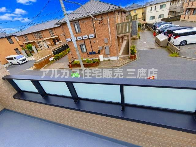 京王線 柴崎駅 3分 新築戸建 調布市菊野台2丁目のバルコニー|前面に遮るものがなく開放的な眺望が広がるバルコニー。すりガラス調の手すりパネルがプライバシーを守りつつ、明るい陽光を取り入れます。