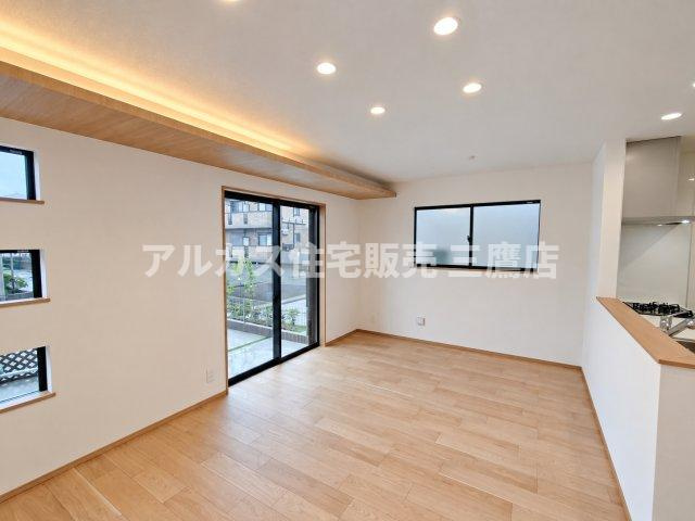 京王線 柴崎駅 3分 新築戸建 調布市菊野台2丁目の居間・リビング|間接照明の柔らかい光が全体を包み込むリビング。折り上げ天井が空間に奥行きと開放感をもたらします。